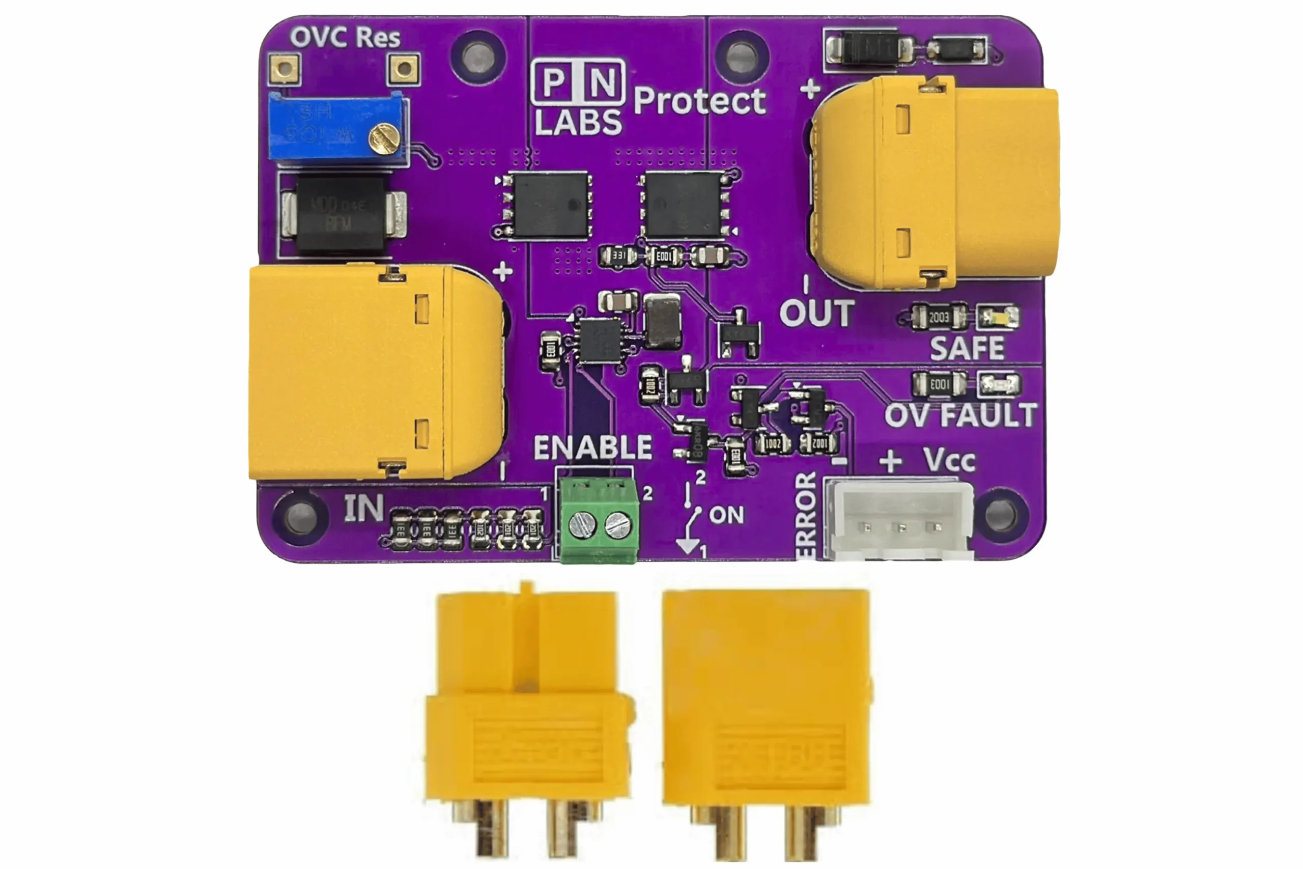 Vue de dessus de la carte Protect violette équipée de connecteurs XT60 jaunes en entrée et en sortie, montrant le potentiomètre d’ajustement bleu OVC Res, le bornier vert ENABLE à deux pôles, les DEL indicatrices SAFE et OV FAULT ainsi que le connecteur ERROR/Vcc à trois broches ; une paire de fiches XT60 libres est posée sous la carte.