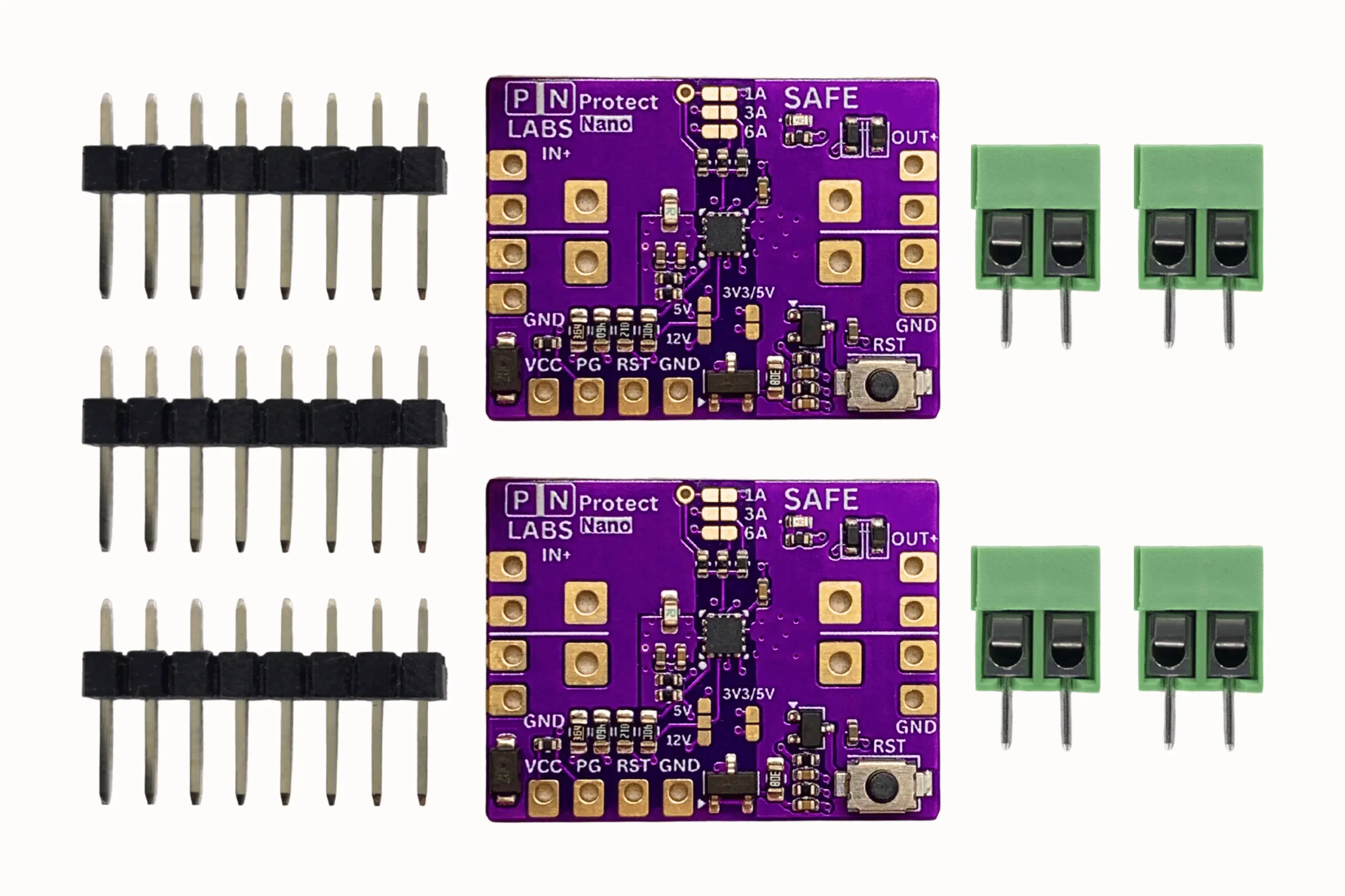 Mise à plat du contenu de la boîte : deux cartes Protect Nano violettes montrant les cavaliers de courant 1A/3A/6A, la DEL SAFE, le bouton RST et les pastilles IN+, OUT+, VCC, PG, RST et GND, accompagnées de trois barrettes mâles à huit broches et de quatre borniers à vis verts à deux pôles.