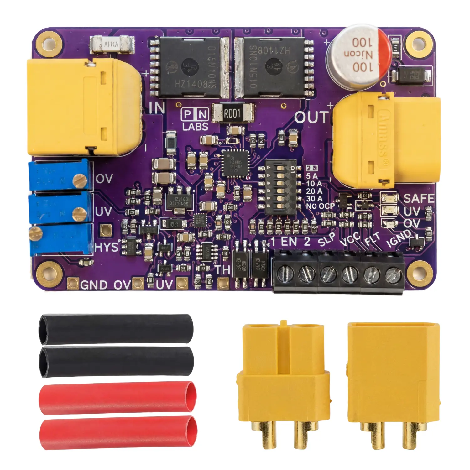 Vue de dessus de la carte Protect+ violette avec ses connecteurs XT60 jaunes d’entrée et de sortie, ses deux gros MOSFET de passage, sa résistance shunt, ses trois potentiomètres d’ajustement bleus OV, UV et HYS, son interrupteur DIP de surintensité et son bornier à vis à six points, avec la paire de connecteurs XT60 et les gaines thermorétractables rouges et noires incluses disposées en dessous.